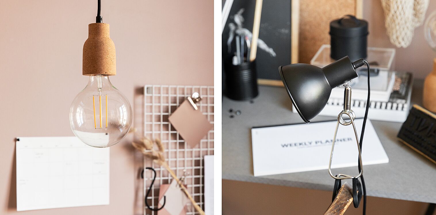 Två olika bordslampor: en med en stor glödlampa och korkfattning till vänster, och en svart arbetslampa med krokfäste till höger, omgivna av kontorsmaterial